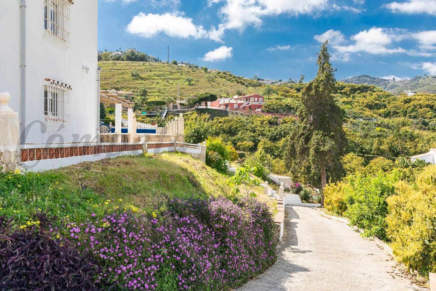 4 sypialnia Finka/Dom wiejski na sprzedaż w Nerja z basenem garażem - 995 000 € (Ref: 10075732)