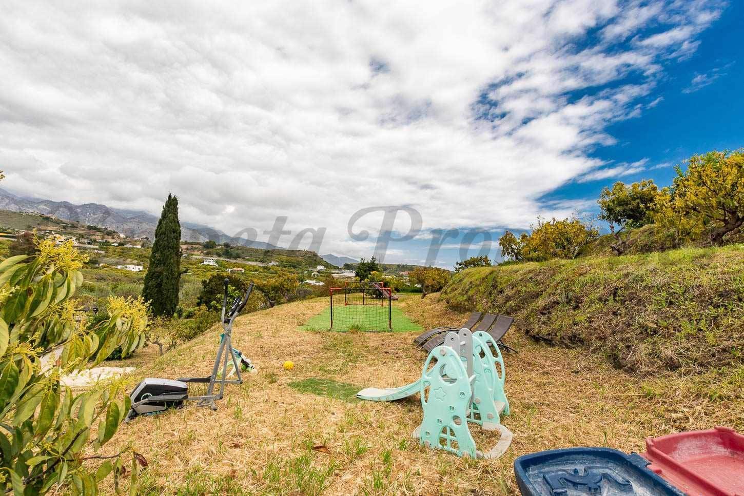 4 sypialnia Finka/Dom wiejski na sprzedaż w Nerja z basenem garażem - 995 000 € (Ref: 10075732)