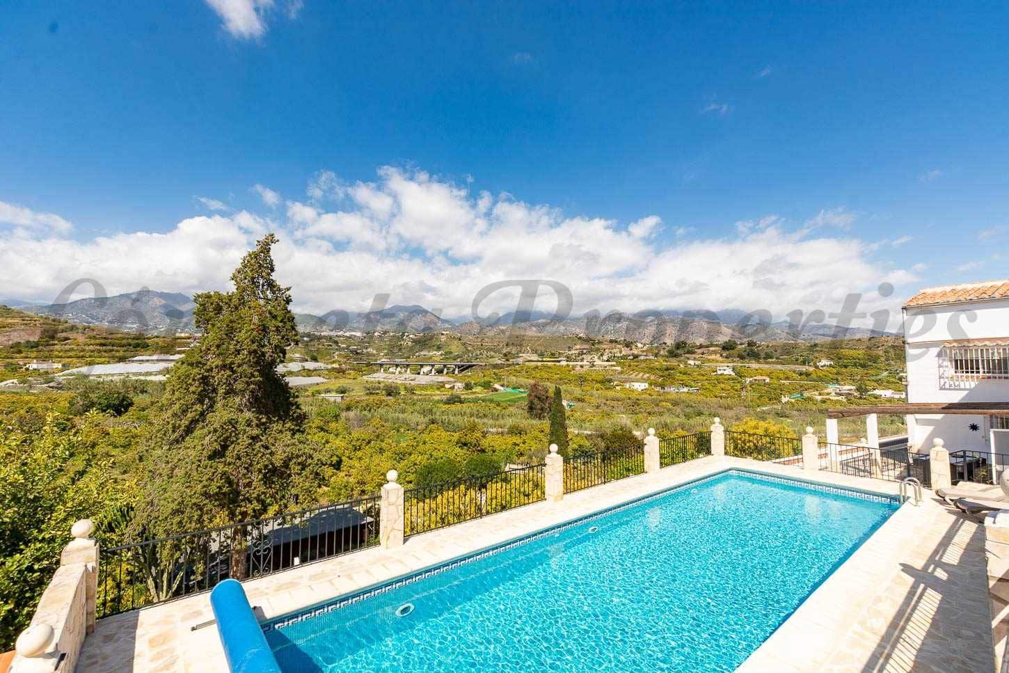 4 sypialnia Finka/Dom wiejski na sprzedaż w Nerja z basenem garażem - 995 000 € (Ref: 10075732)