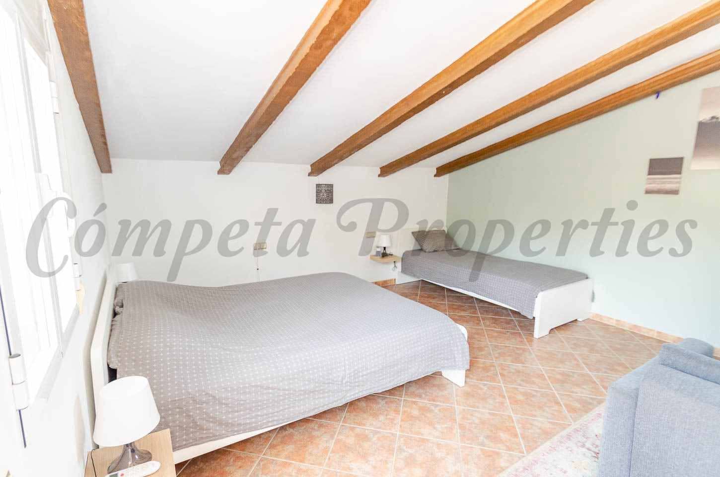4 soveværelse Finca/Landehus til salg i Sayalonga med swimmingpool garage - € 480.000 (Ref: 10075735)
