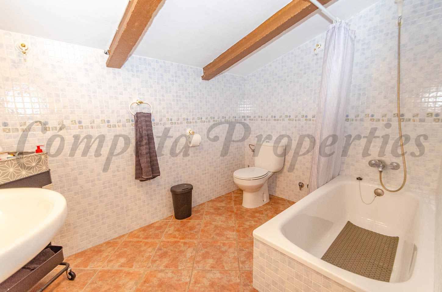4 soveværelse Finca/Landehus til salg i Sayalonga med swimmingpool garage - € 480.000 (Ref: 10075735)