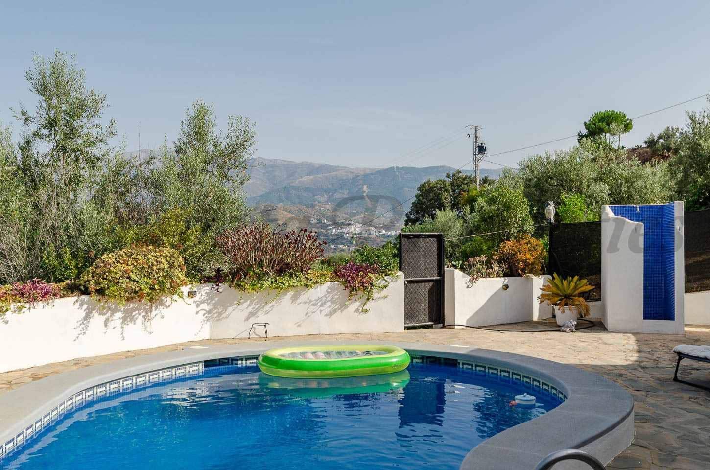 4 soveværelse Finca/Landehus til salg i Sayalonga med swimmingpool garage - € 480.000 (Ref: 10075735)