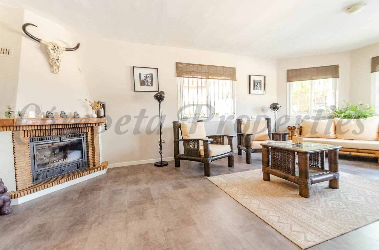 4 soveværelse Finca/Landehus til salg i Sayalonga med swimmingpool garage - € 480.000 (Ref: 10075735)
