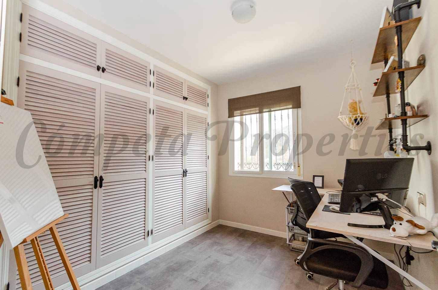 4 soveværelse Finca/Landehus til salg i Sayalonga med swimmingpool garage - € 480.000 (Ref: 10075735)