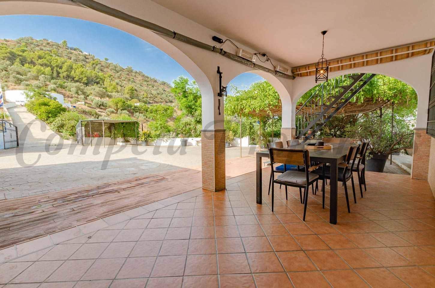 4 soveværelse Finca/Landehus til salg i Sayalonga med swimmingpool garage - € 480.000 (Ref: 10075735)