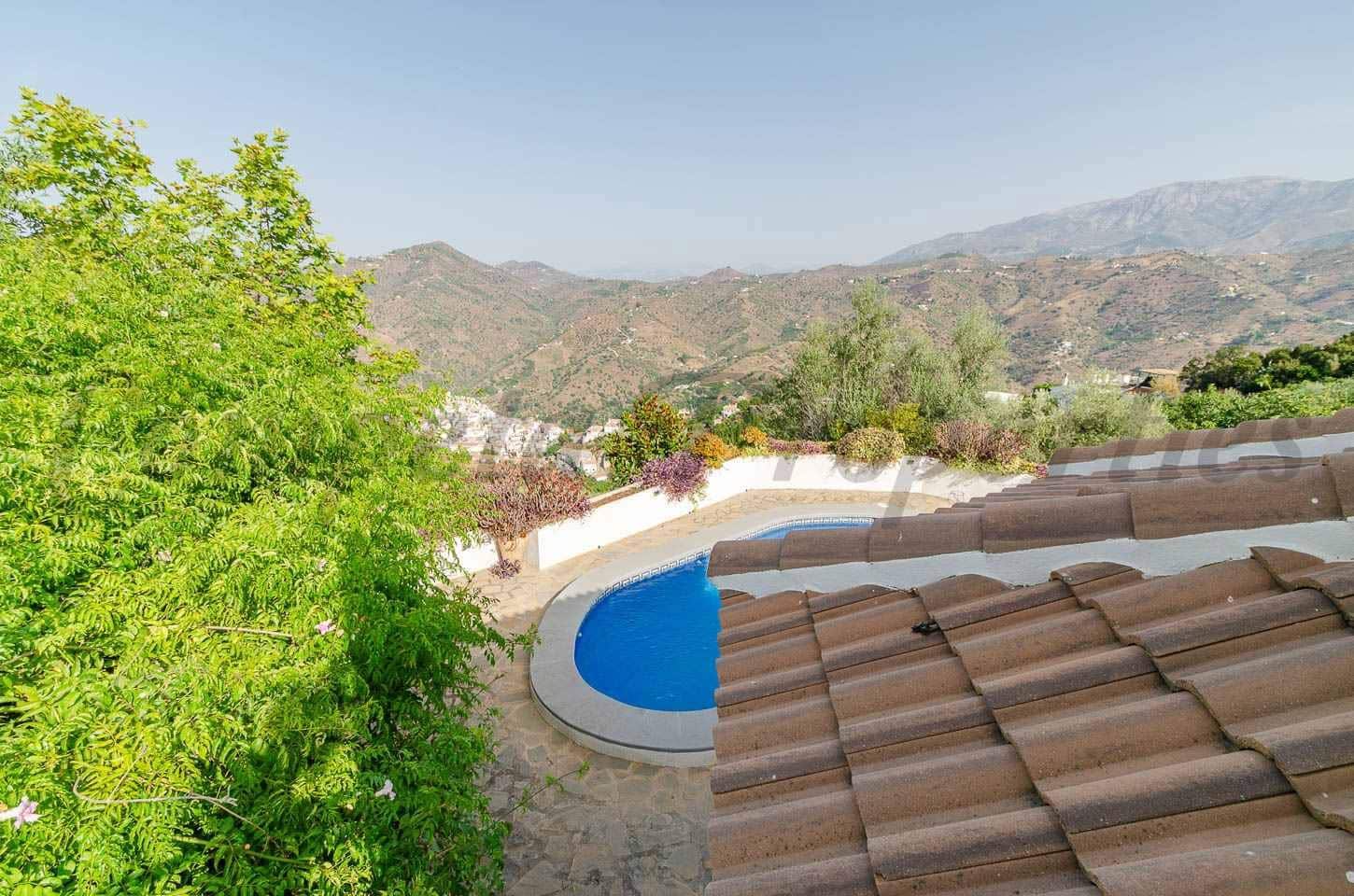 4 soveværelse Finca/Landehus til salg i Sayalonga med swimmingpool garage - € 480.000 (Ref: 10075735)