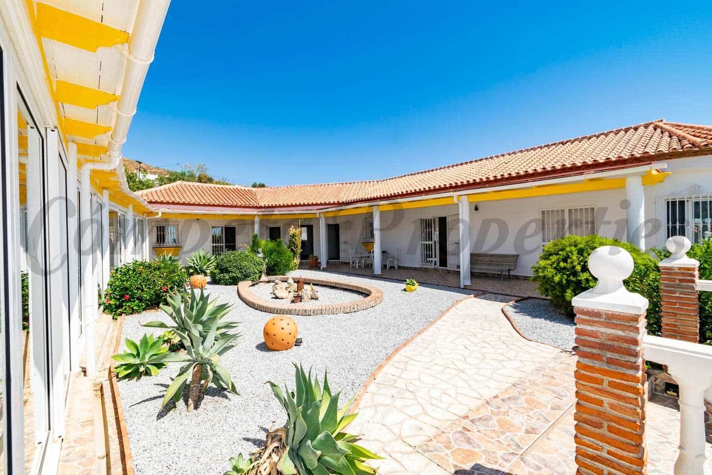 7 quarto Quinta/Casa Rural para venda em Torrox com piscina garagem - 750 000 € (Ref: 10075736)
