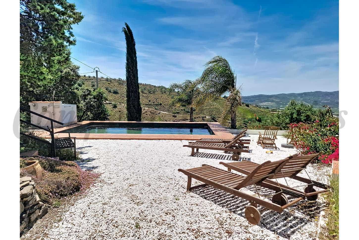 4 sypialnia Finka/Dom wiejski na sprzedaż w Velez-Malaga z basenem garażem - 595 000 € (Ref: 10075741)