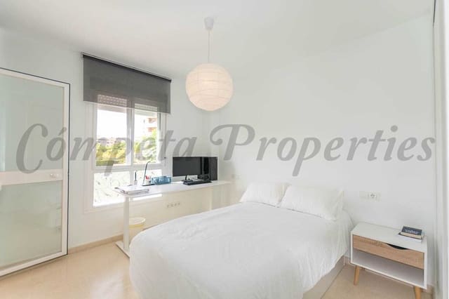 3 slaapkamer Appartement voor vakantieverhuur in Málaga stad met zwembad - € 1.100 (Ref: 10075758)
