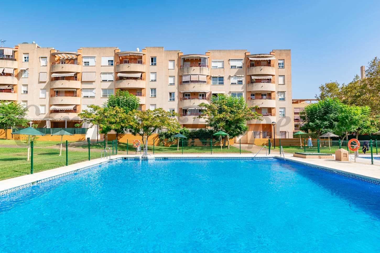 3 slaapkamer Appartement voor vakantieverhuur in Malaga stad met zwembad - € 1.100 (Ref: 10075758)