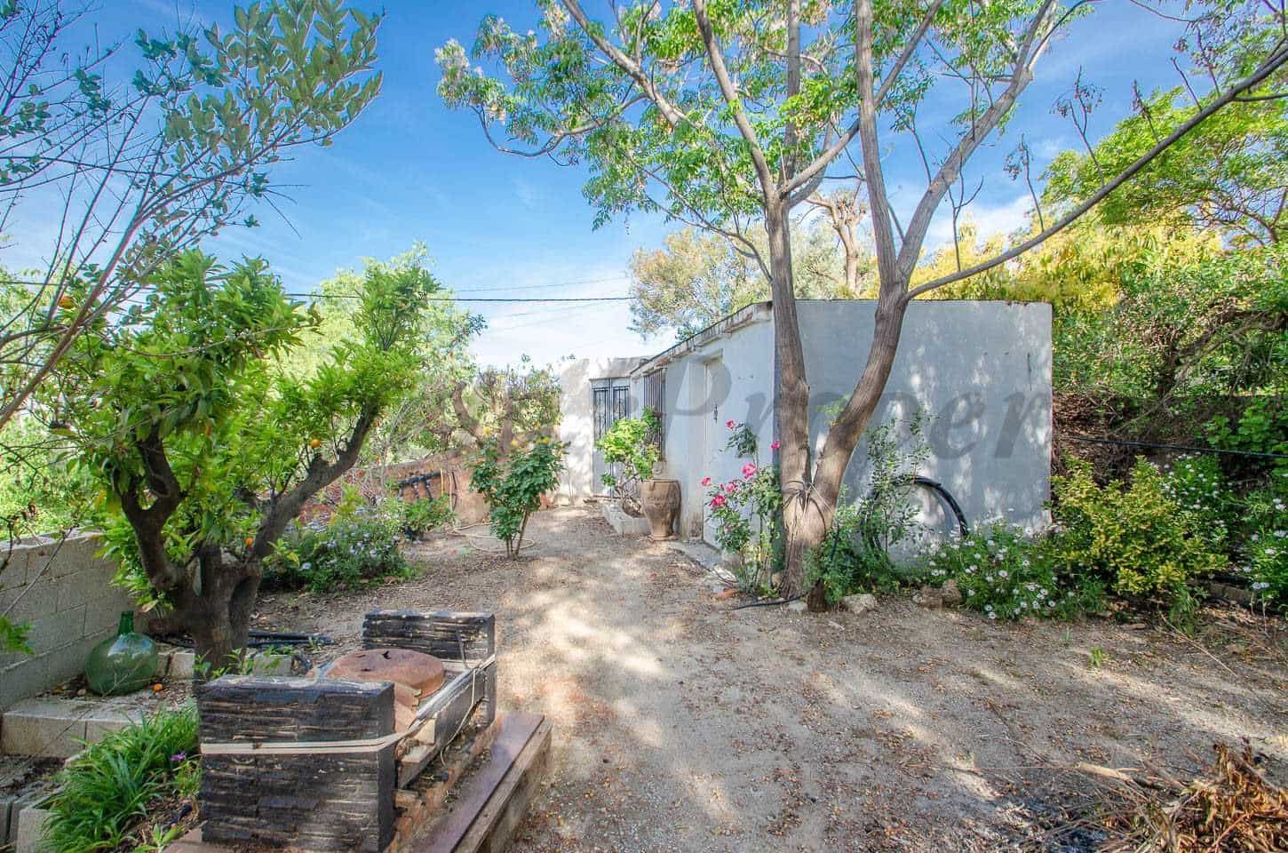 Finca/Landehus til salg i Canillas de Albaida med swimmingpool - € 119.900 (Ref: 10075784)