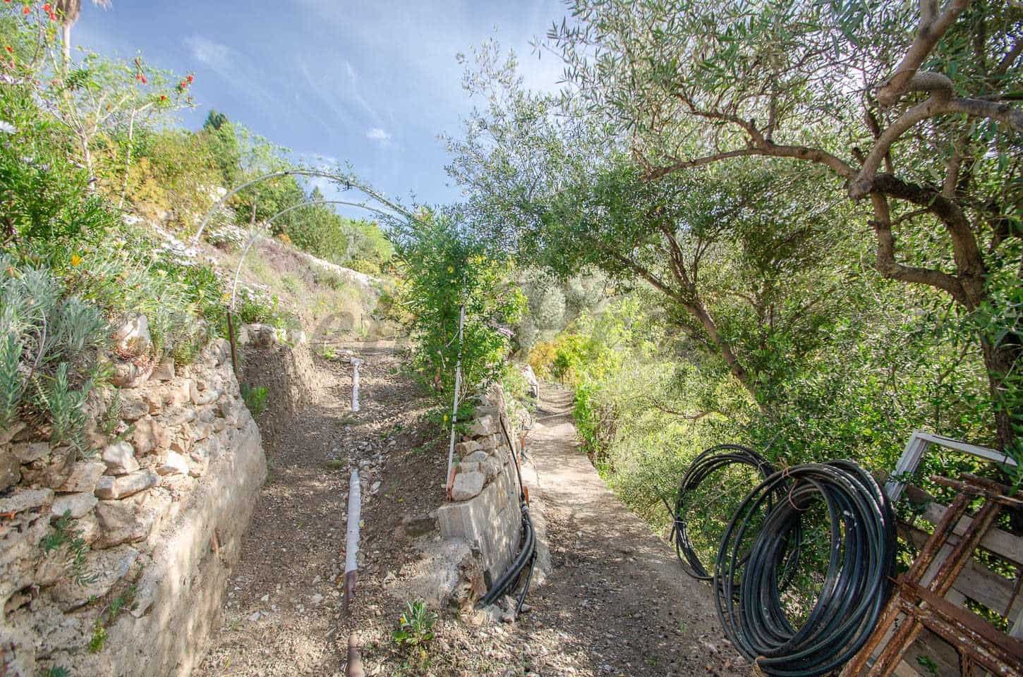 Finca/Landehus til salg i Canillas de Albaida med swimmingpool - € 119.900 (Ref: 10075784)