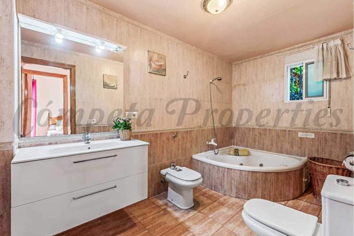 Finca/Casa Rural de 4 habitaciones en Nerja en alquiler con piscina - 1.600 € (Ref: 10075827)