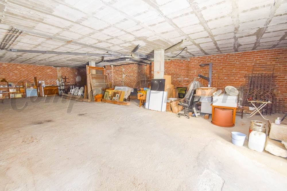 Commercial for rent in Nerja with garage - € 900 (Ref: 10075846)