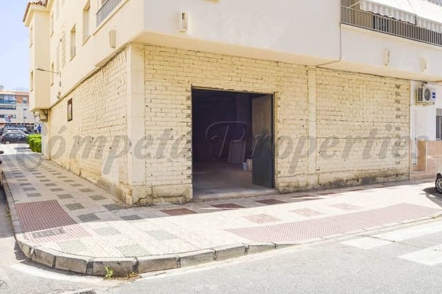 Kommersiell til leie i Nerja med garasje - € 900 (Ref: 10075846)