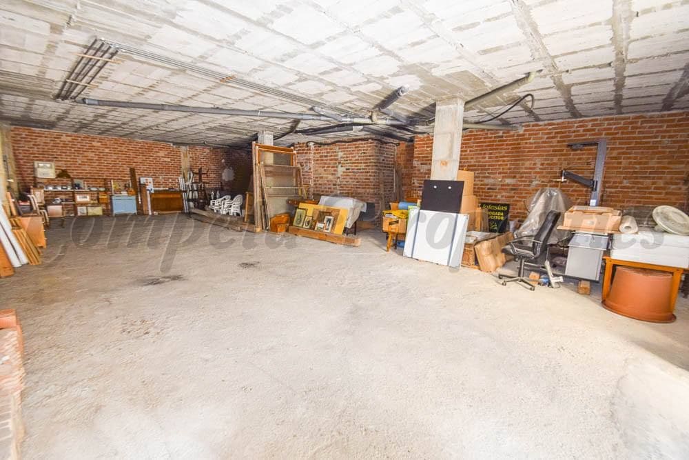 Commercial for rent in Nerja with garage - € 900 (Ref: 10075846)