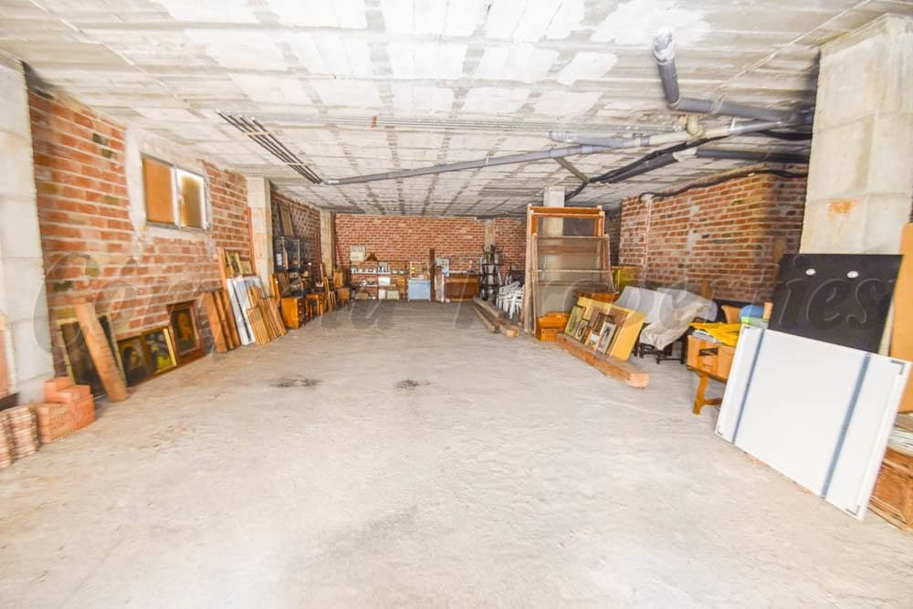 Commercial for rent in Nerja with garage - € 900 (Ref: 10075846)
