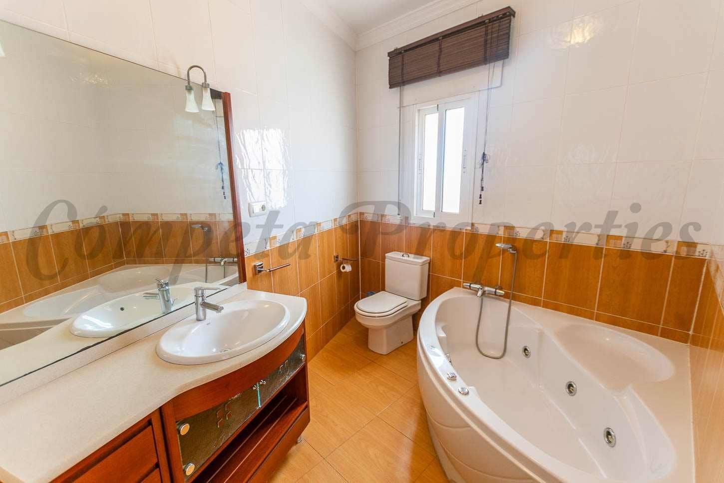 3 sovrum Lägenhet att hyra i Sayalonga - 1 000 € (Ref: 10075942)