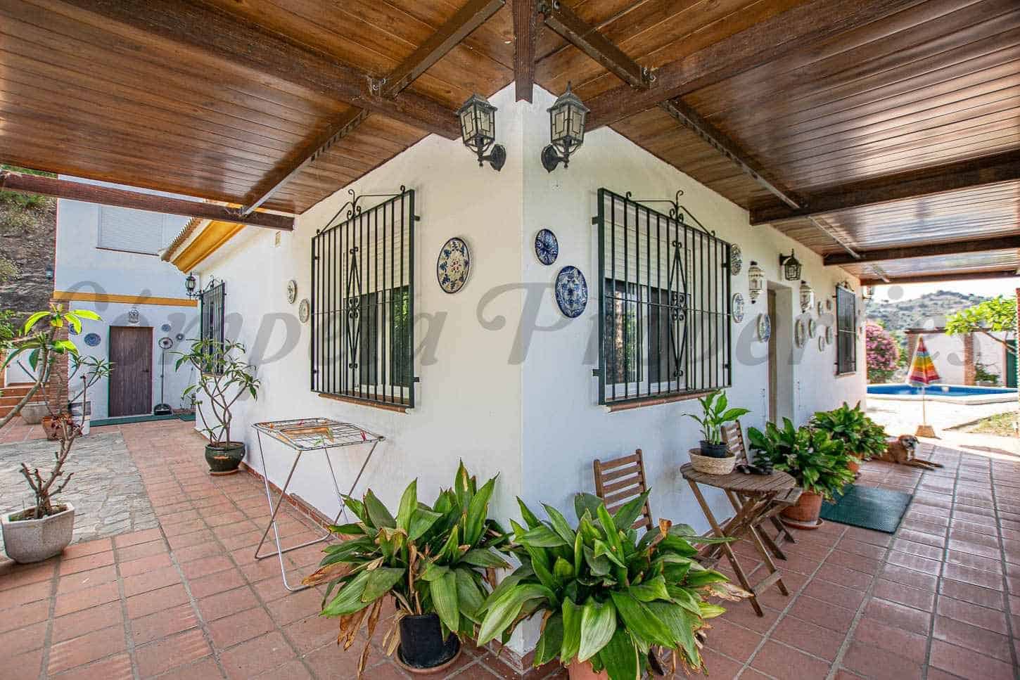 3 sypialnia Finka/Dom wiejski na sprzedaż w Sayalonga z basenem garażem - 365 000 € (Ref: 10075959)