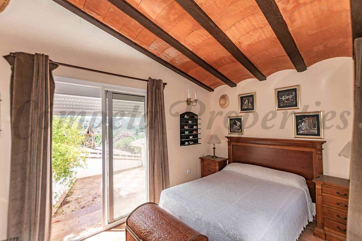 3 sypialnia Finka/Dom wiejski na sprzedaż w Sayalonga z basenem garażem - 365 000 € (Ref: 10075959)