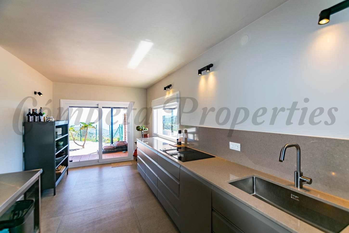 7 makuuhuone Maalaistalo myytävänä paikassa Competa mukana uima-altaan - 1 285 000 € (Ref: 10075963)
