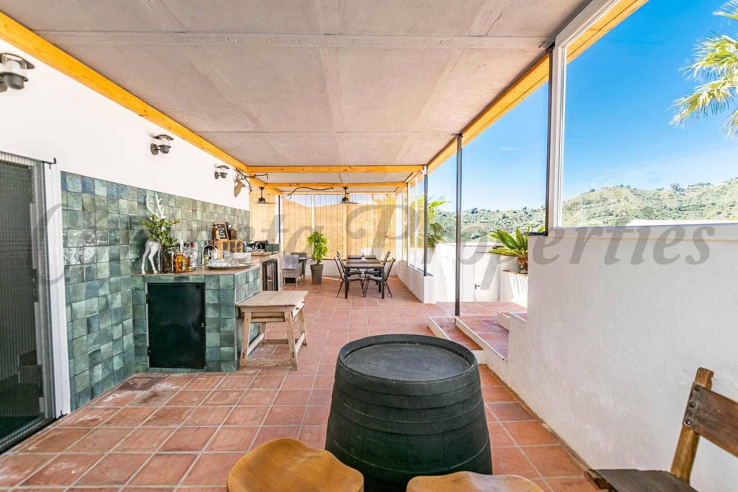 7 makuuhuone Maalaistalo myytävänä paikassa Competa mukana uima-altaan - 1 285 000 € (Ref: 10075963)