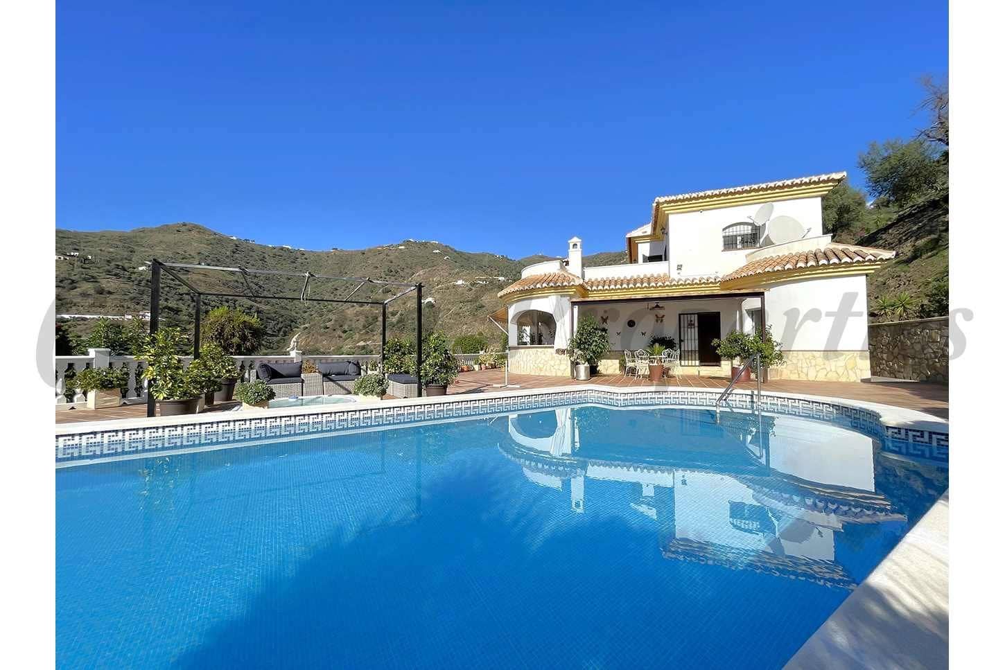 4 soveværelse Finca/Landehus til salg i Arenas med swimmingpool garage - € 750.000 (Ref: 10075964)