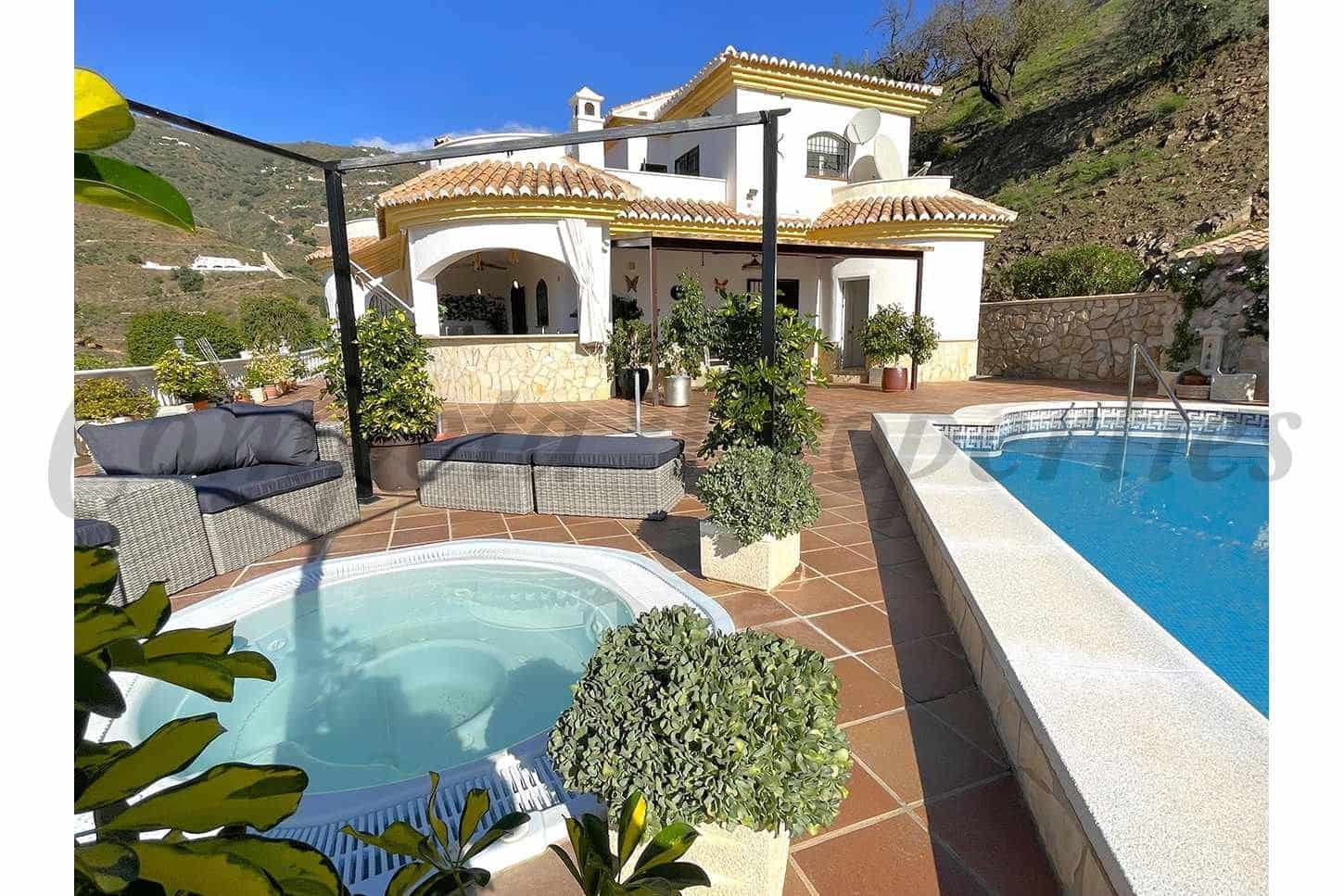 4 soveværelse Finca/Landehus til salg i Arenas med swimmingpool garage - € 750.000 (Ref: 10075964)