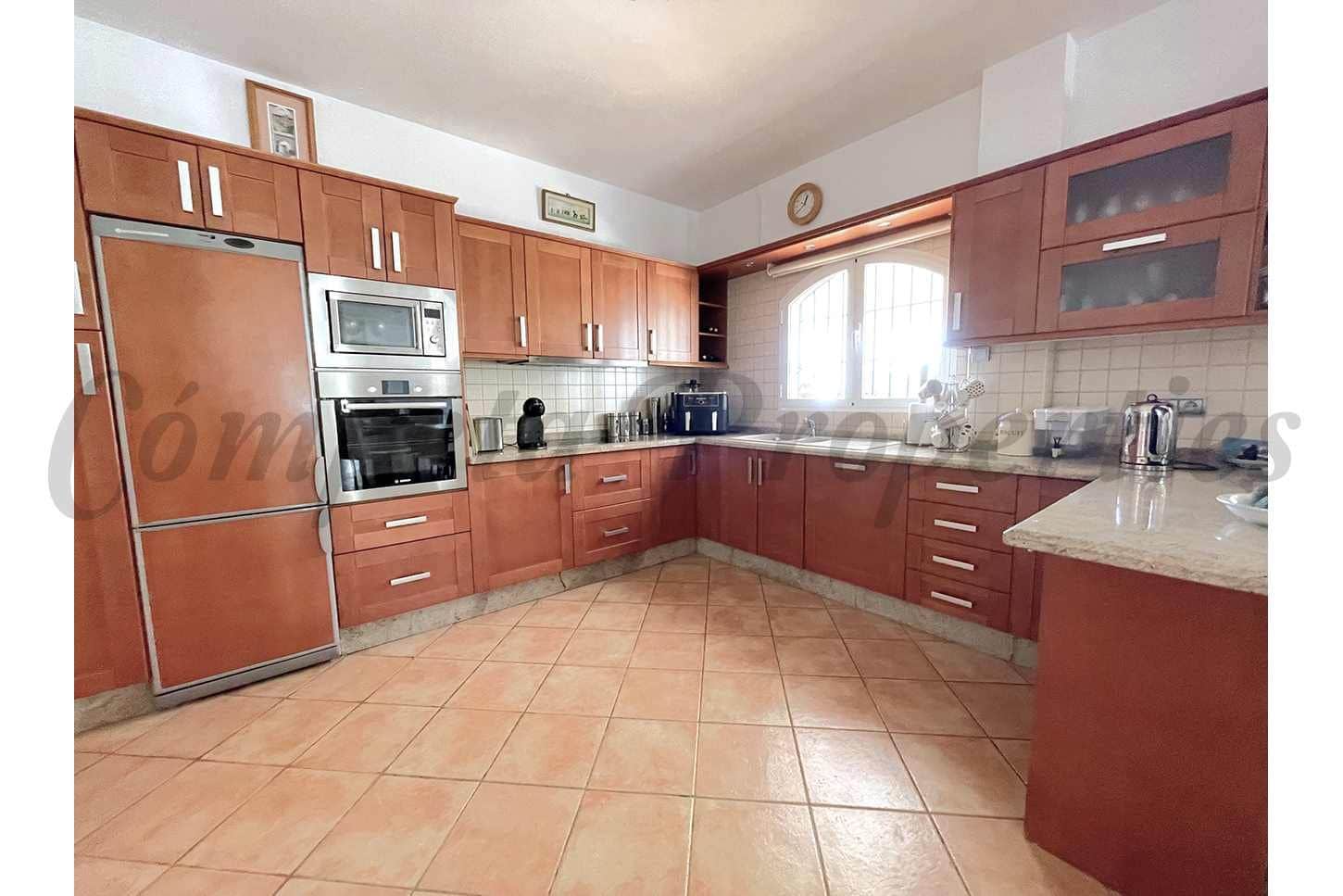 4 soveværelse Finca/Landehus til salg i Arenas med swimmingpool garage - € 750.000 (Ref: 10075964)