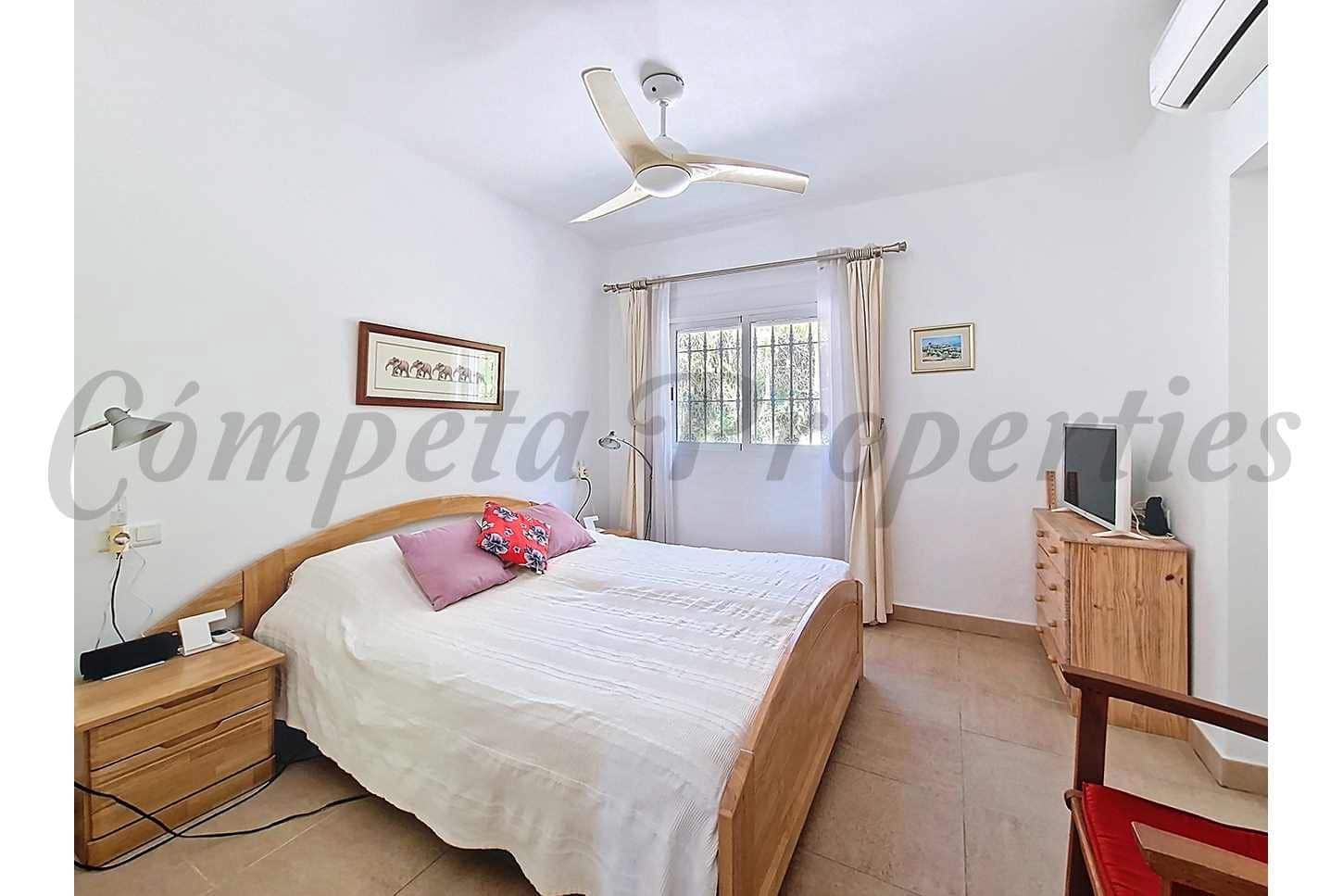 4 soveværelse Finca/Landehus til salg i Velez-Malaga med swimmingpool garage - € 795.000 (Ref: 10075965)