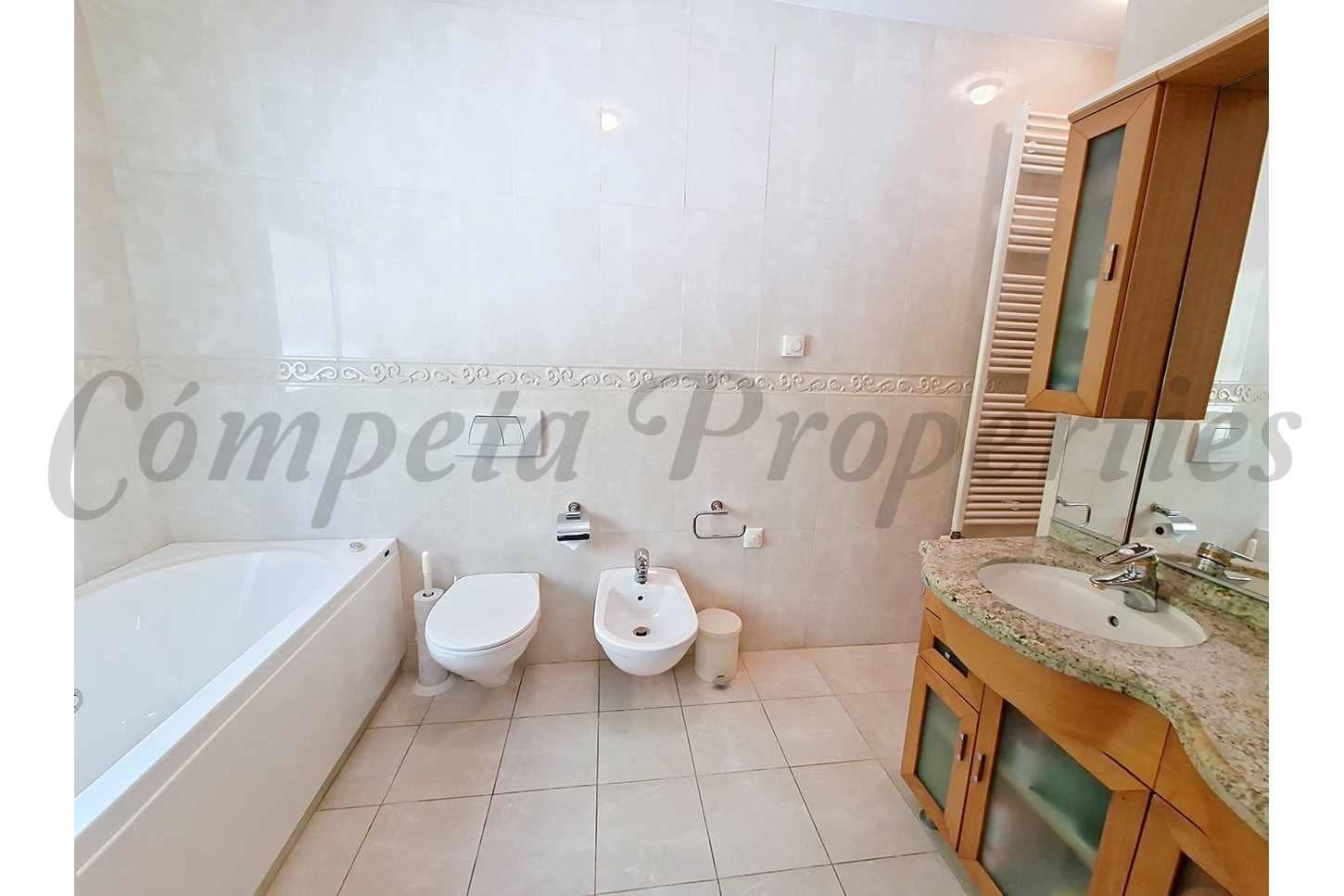 4 soveværelse Finca/Landehus til salg i Velez-Malaga med swimmingpool garage - € 795.000 (Ref: 10075965)