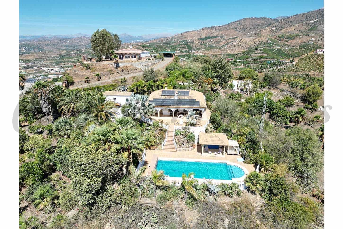 4 soveværelse Finca/Landehus til salg i Velez-Malaga med swimmingpool garage - € 795.000 (Ref: 10075965)