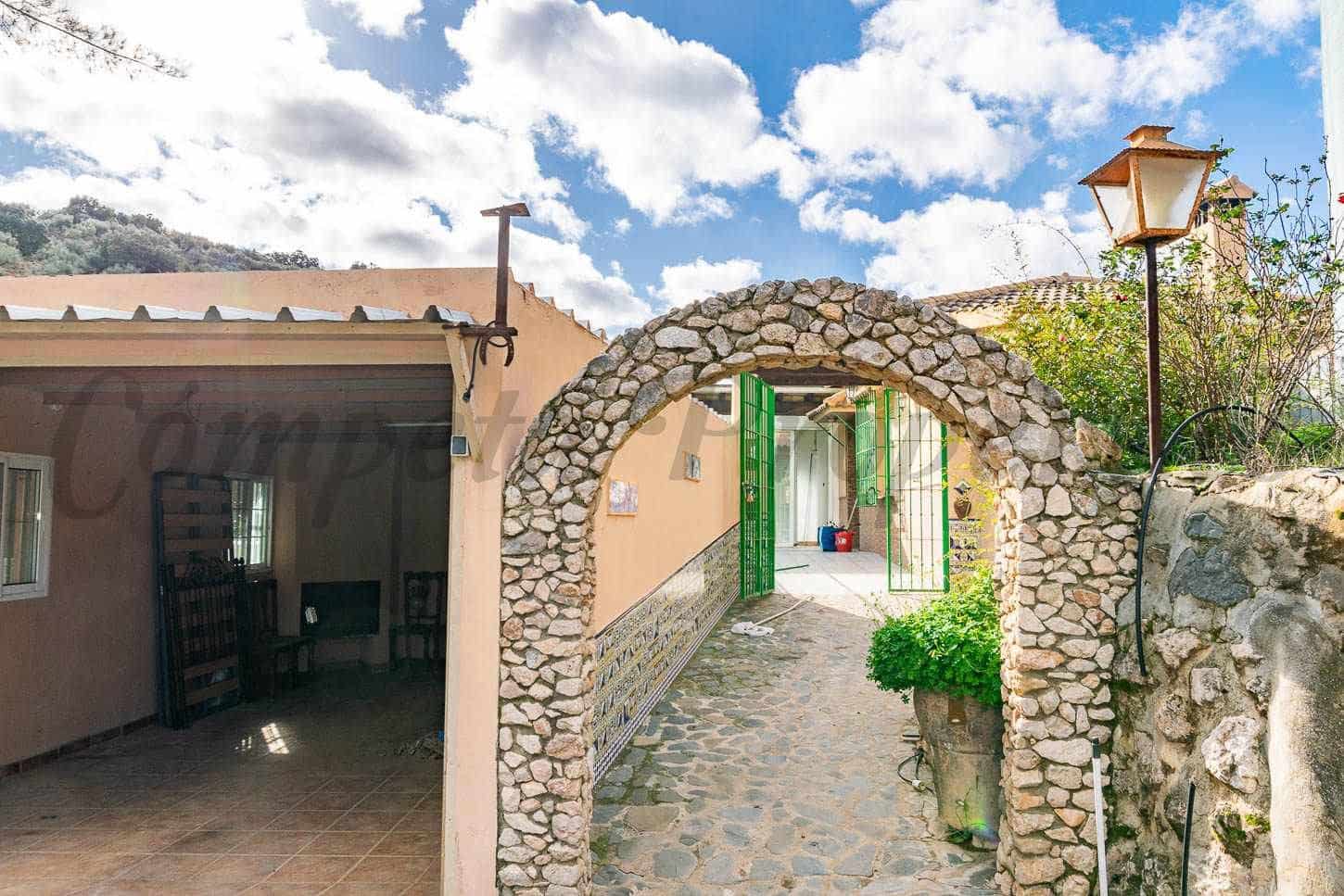 5 sypialnia Finka/Dom wiejski na sprzedaż w Comares z basenem garażem - 295 000 € (Ref: 10075968)