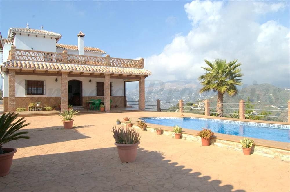 Finca/Maison de Campagne de 4 chambres de location de vacances à Torrox avec piscine garage - 1 700 € (Ref: 10075976)