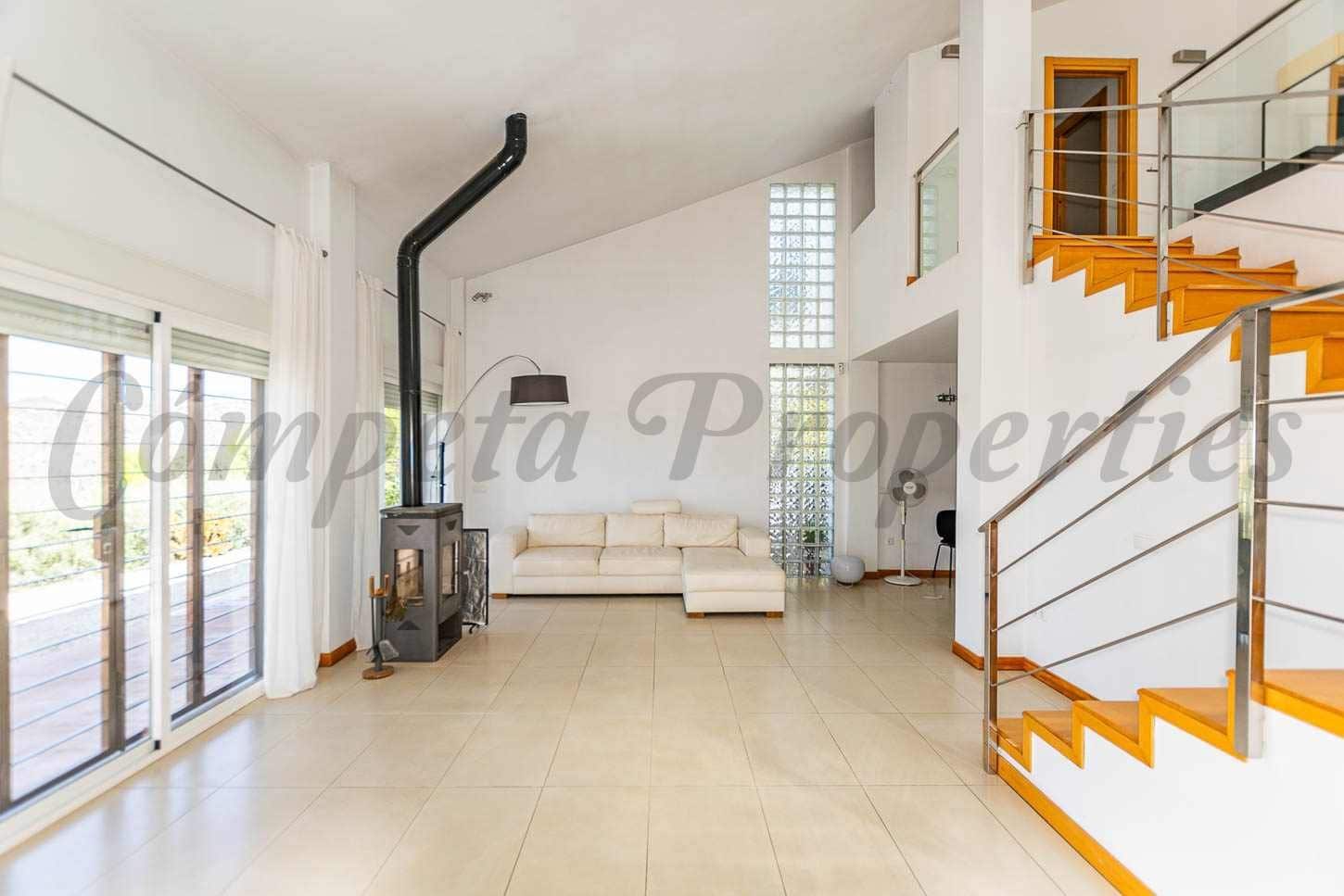 3 soveværelse Finca/Landehus til salg i Sayalonga med swimmingpool - € 1.100.100 (Ref: 10075998)