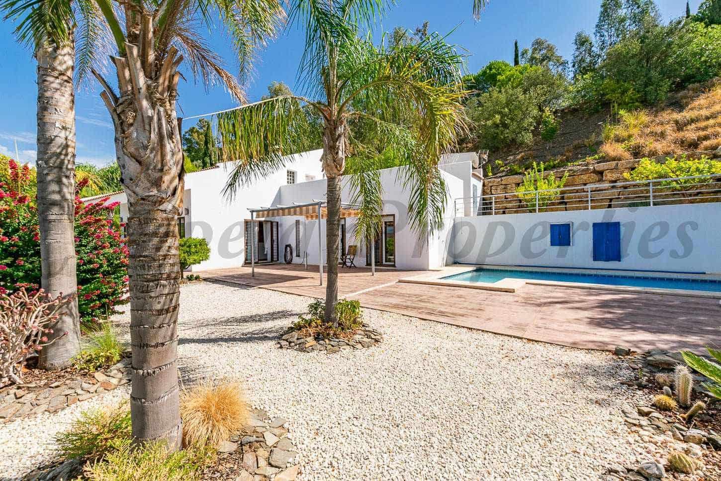 3 soveværelse Finca/Landehus til salg i Sayalonga med swimmingpool - € 1.100.100 (Ref: 10075998)