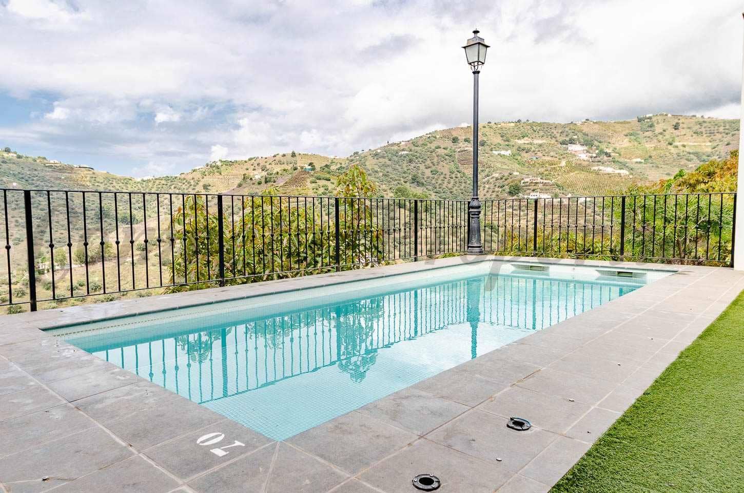   3 soveværelse   ferieFinca/Landehus i Torrox   med   swimmingpool  garage  - € 1.738 (Ref: 10076032)