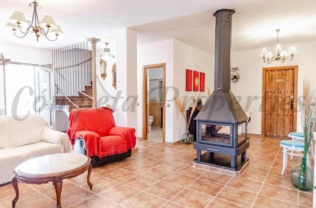 Finca/Maison de Campagne de 3 chambres de location de vacances à Torrox Pueblo, Torrox avec piscine garage - 1 738 € (Ref: 10076032)