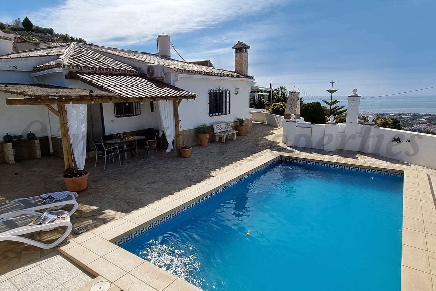   2 soveværelse   ferieFinca/Landehus i Torrox   med   swimmingpool  garage  - € 1.300 (Ref: 10076037)