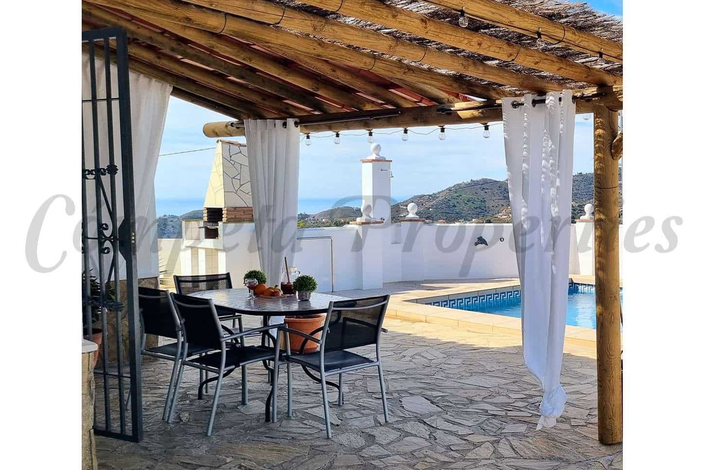   2 soveværelse   ferieFinca/Landehus i Torrox   med   swimmingpool  garage  - € 1.300 (Ref: 10076037)