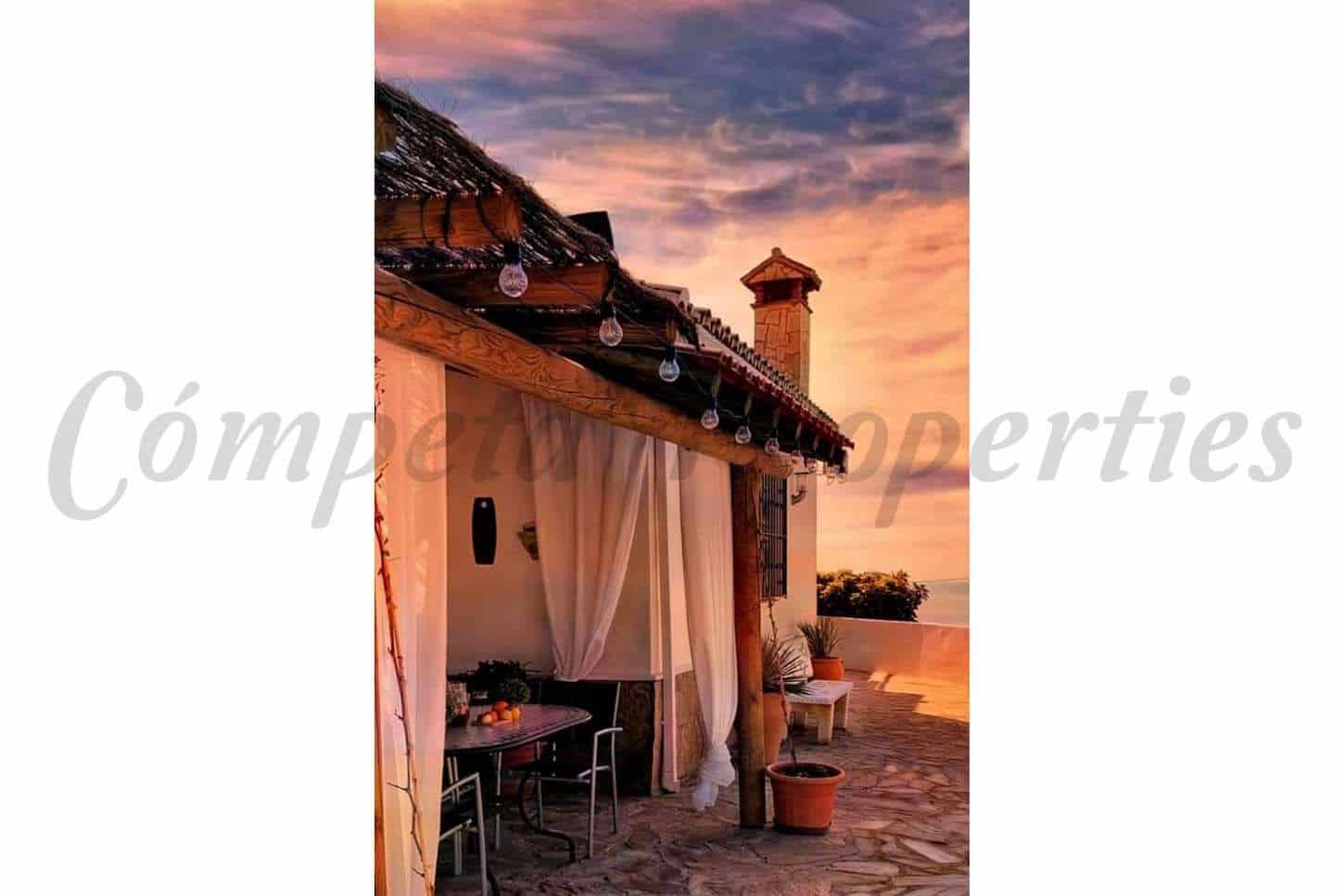   2 soveværelse   ferieFinca/Landehus i Torrox   med   swimmingpool  garage  - € 1.300 (Ref: 10076037)