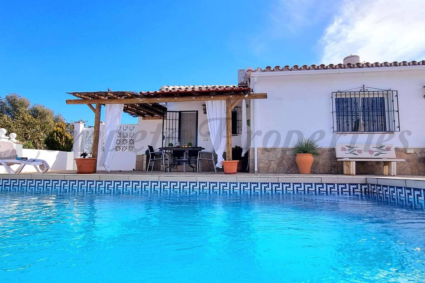   2 soveværelse   ferieFinca/Landehus i Torrox   med   swimmingpool  garage  - € 1.300 (Ref: 10076037)