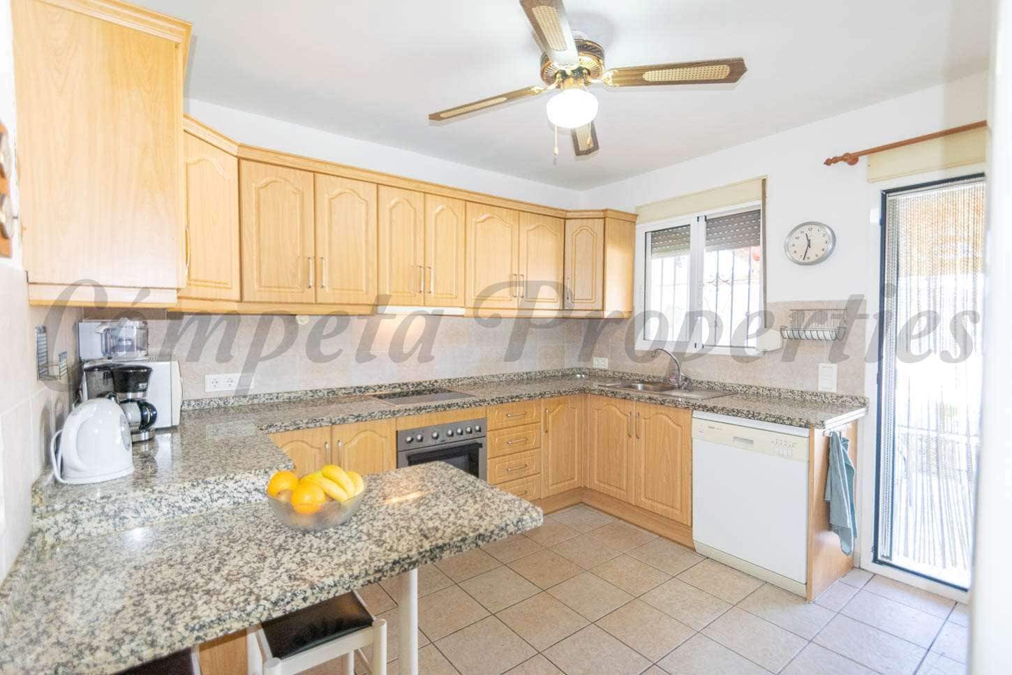   2 soveværelse   ferieFinca/Landehus i Torrox   med   swimmingpool  garage  - € 1.300 (Ref: 10076037)