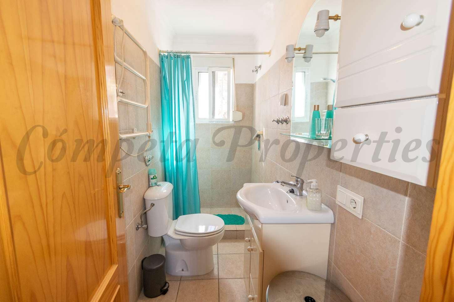   2 soveværelse   ferieFinca/Landehus i Torrox   med   swimmingpool  garage  - € 1.300 (Ref: 10076037)