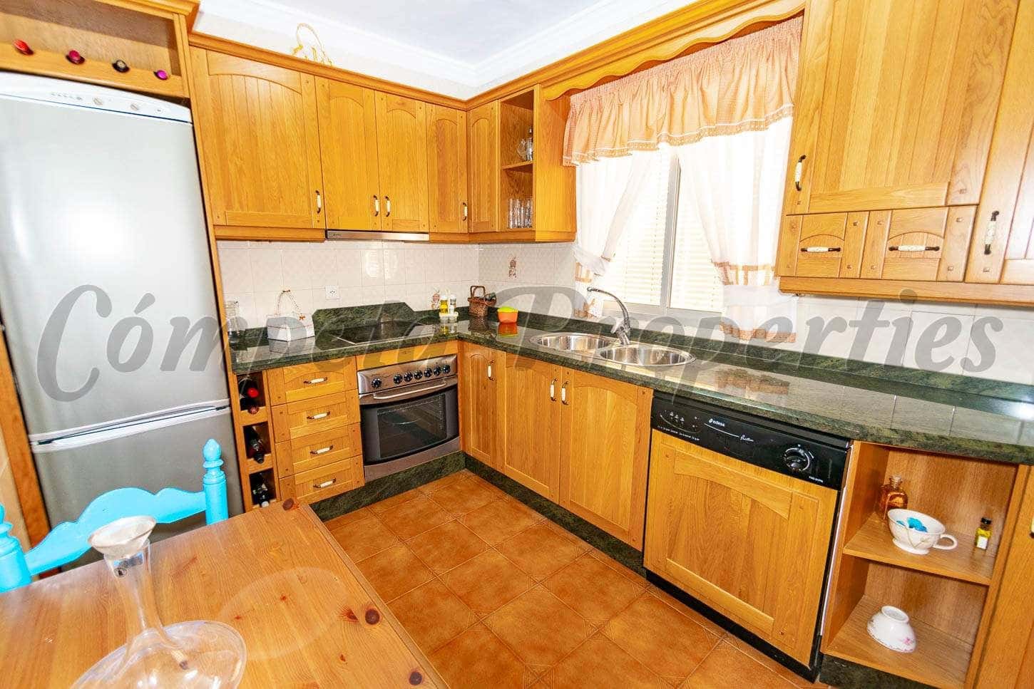   3 soveværelse   ferieFinca/Landehus i Torrox   med   swimmingpool  garage  - € 1.200 (Ref: 10076044)