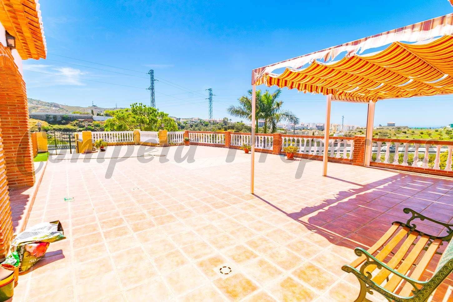   3 soveværelse   ferieFinca/Landehus i Torrox   med   swimmingpool  garage  - € 1.200 (Ref: 10076044)