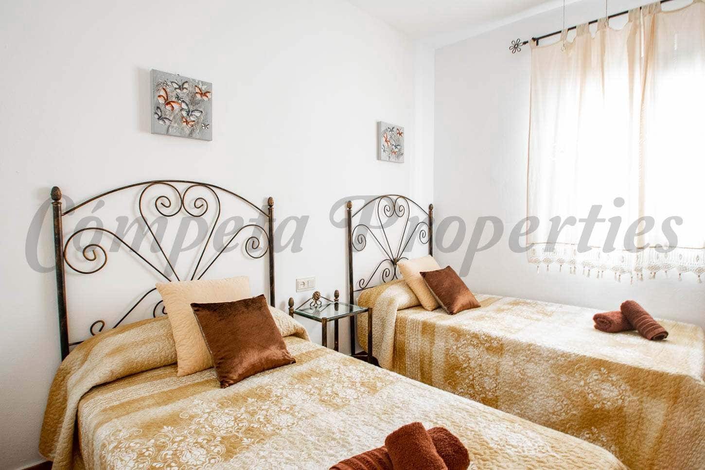   4 soveværelse   ferieFinca/Landehus i Torrox   med   swimmingpool  garage  - € 1.570 (Ref: 10076047)