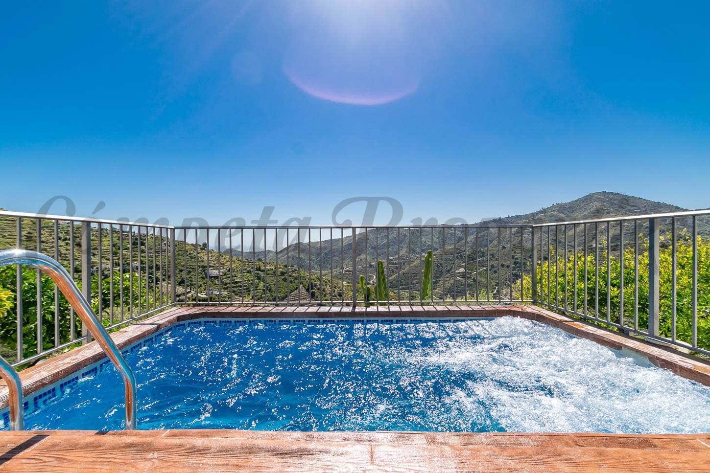   4 soveværelse   ferieFinca/Landehus i Torrox   med   swimmingpool  garage  - € 1.570 (Ref: 10076047)