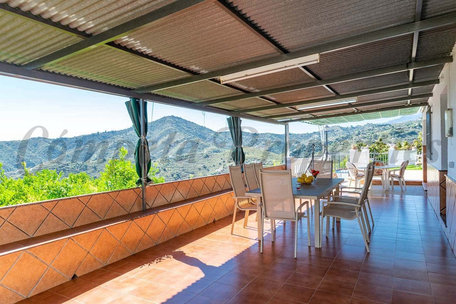   4 soveværelse   ferieFinca/Landehus i Torrox   med   swimmingpool  garage  - € 1.570 (Ref: 10076047)
