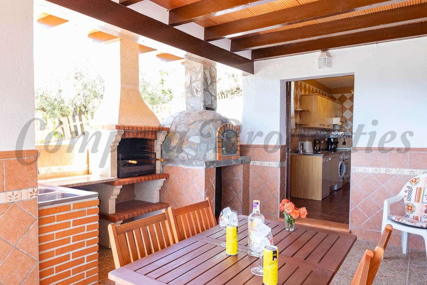   4 soveværelse   ferieFinca/Landehus i Torrox   med   swimmingpool  garage  - € 1.570 (Ref: 10076047)